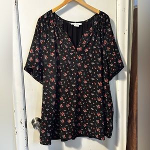 Additional Elle - black floral Vneck buttonless blouse short sleeve